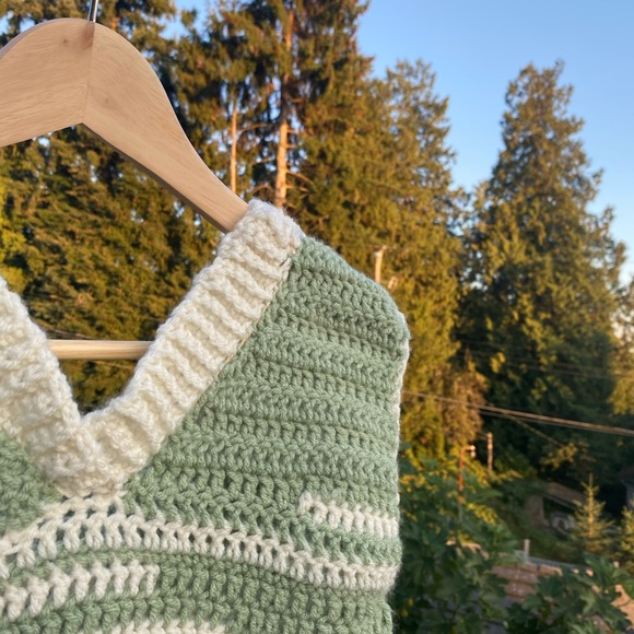 Emma chamberlin inspired crochet sweater vest - Picture 3 of 4